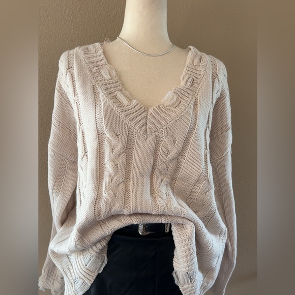Cable knitted soft v neck sweater with distress - Picture 5 of 7